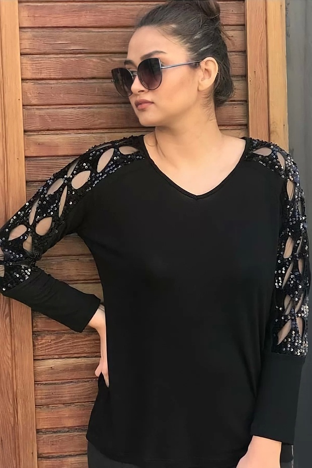 Kolları Lazer Kesim Pullu Bluz - 4