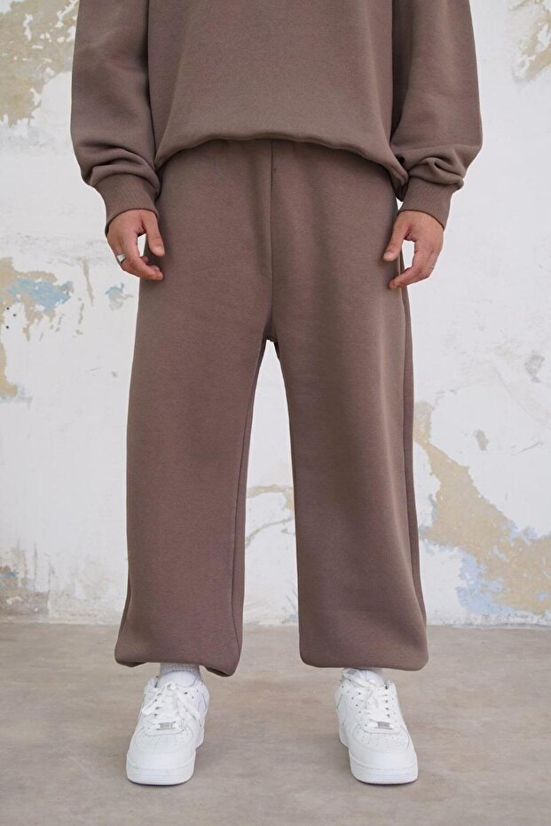 بدلة رياضية مطاطية كبيرة الحجم ذات ساق أساسية مريحة باللون البني الفاتح - 1