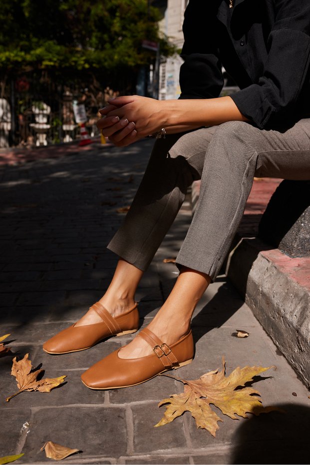 Reyes Women's Tan Genuine Leather Buckle Detail Shoes