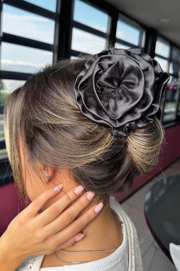 Black Color Rose Detailed Latch Buckle