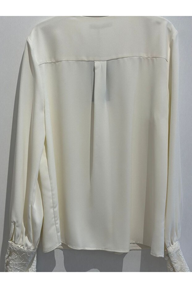 بلوزة بأكمام مكشكشة وفتحة أمامية - 5