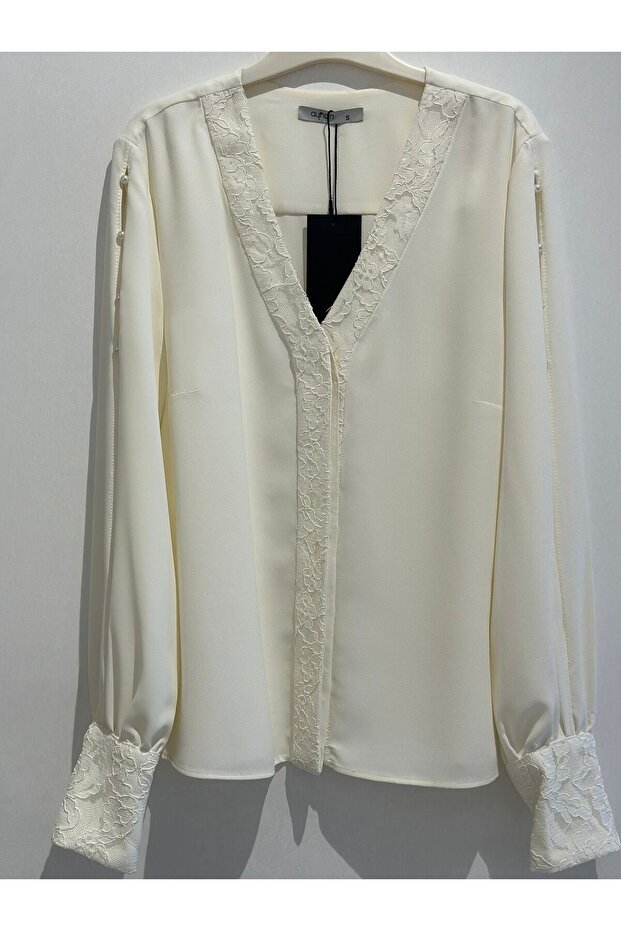 بلوزة بأكمام مكشكشة وفتحة أمامية - 2