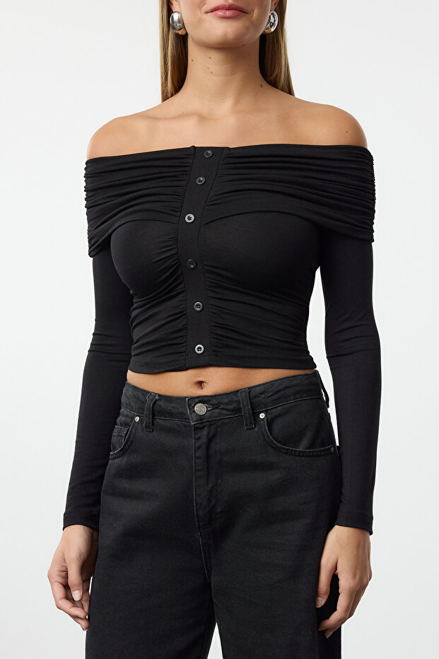 Siyah Büzgü/Drape Detaylı Düğme Detaylı Carmen Yaka Crop Örme Bluz TWOAW25BZ00240 - 4