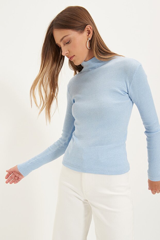 Niebieska dopasowana bluzka z wysokim kołnierzem, długim rękawem i rozciągliwą dzianiną TWOAW21BZ0423 - 3