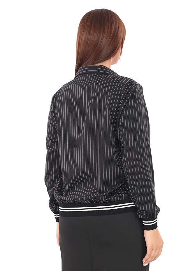 بلوزة مخططة ذات ياقة كبيرة - 3