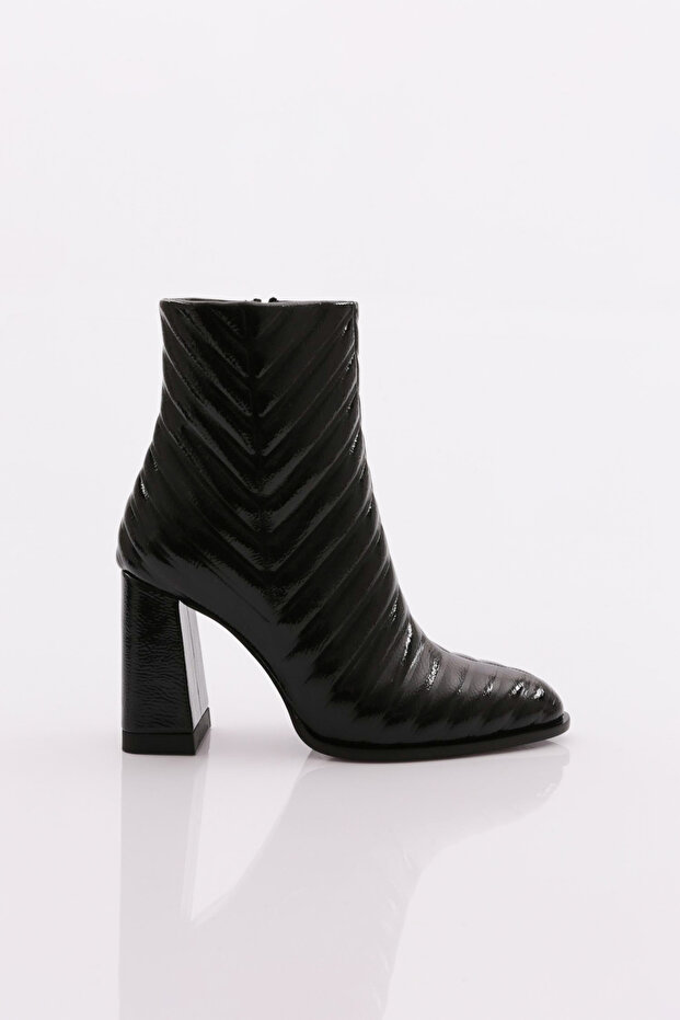 9051 Model - Black Wrinkled Patent Leather Women's Heeled Boots