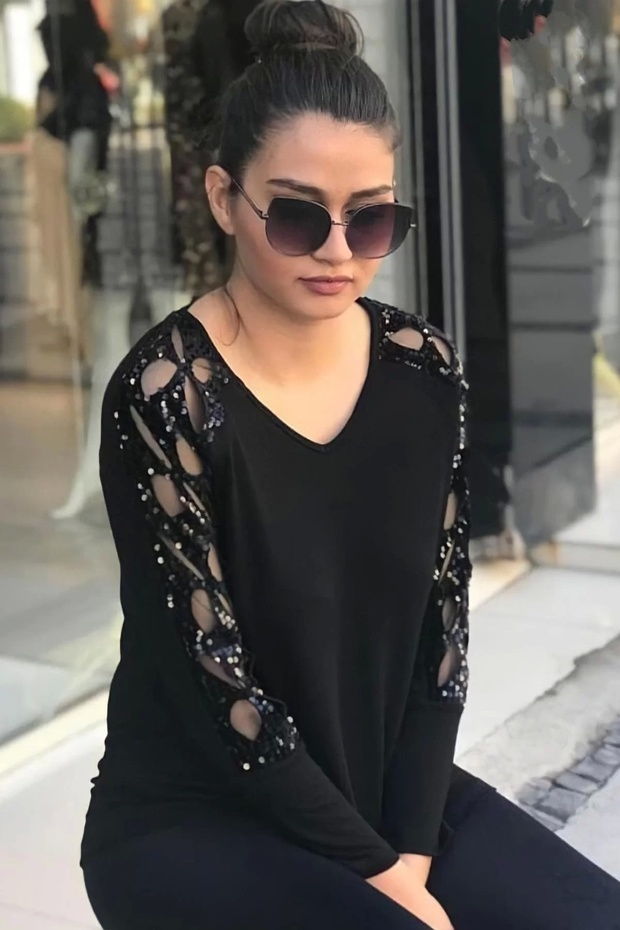 Kolları Lazer Kesim Pullu Bluz - 1