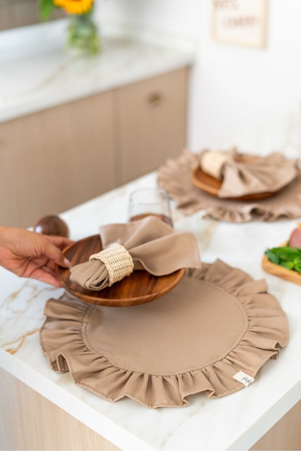 2-Piece 100% Dak Linen Round Ruffle Detailed American Service / Supla Brown
