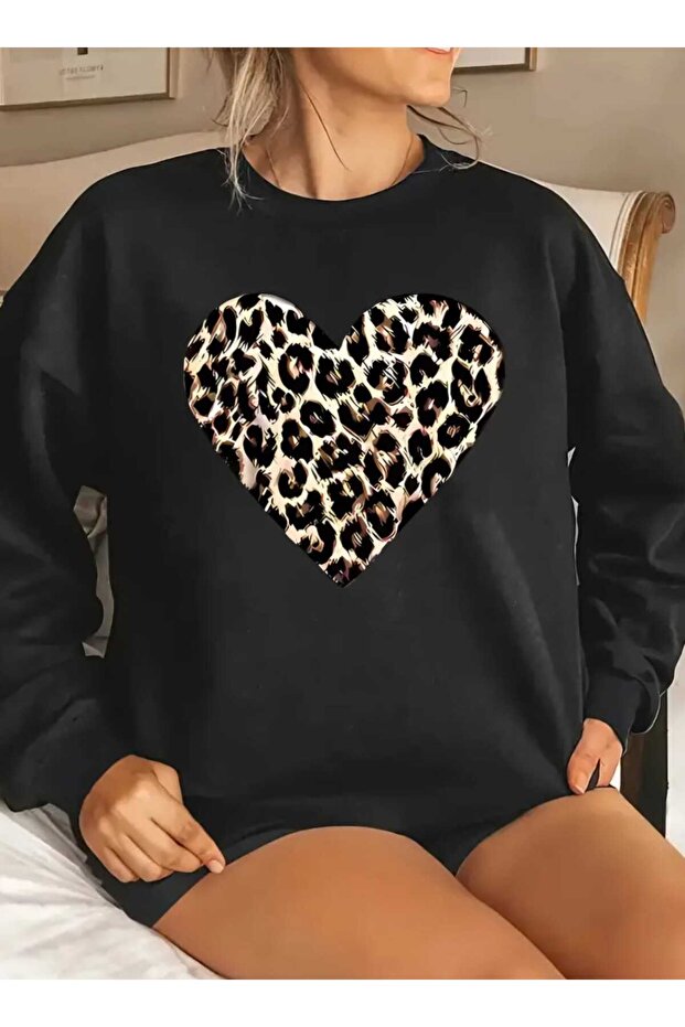 Leopard Pattern Heart Printed Crew Neck Oversize Sweatshirt