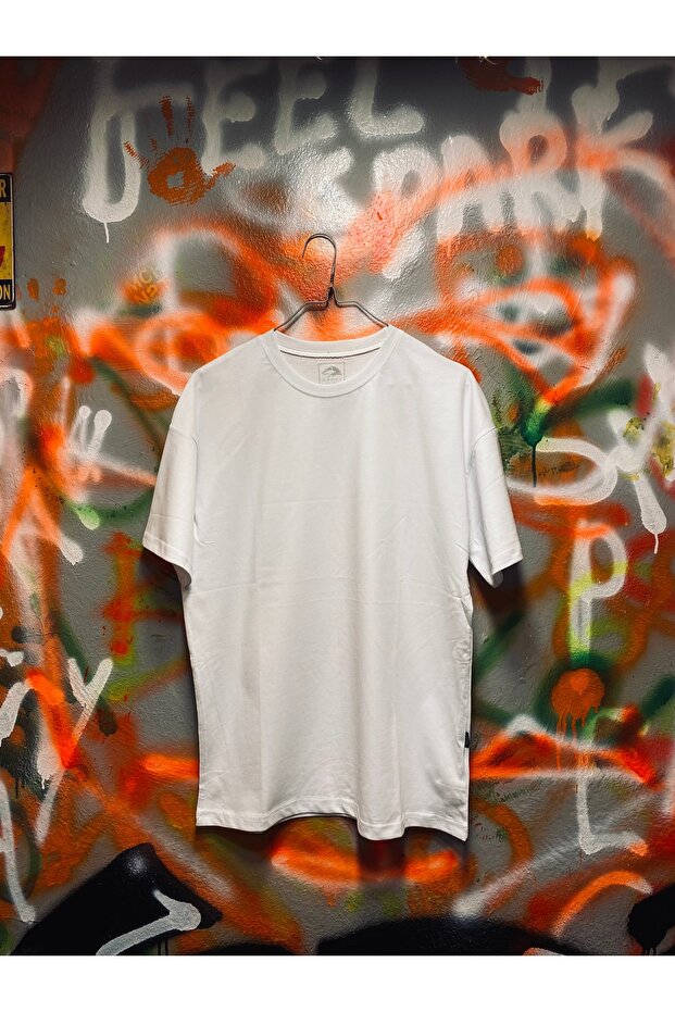 تيشيرت أساسي مصنوع من القطن بنسبة 100% برقبة دائرية ومريح - 1