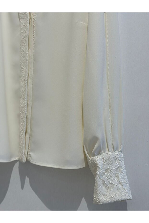 بلوزة بأكمام مكشكشة وفتحة أمامية - 3