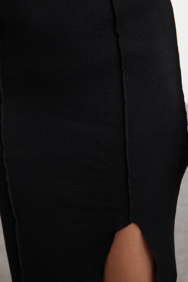 Siyah Düz Yırtmaçlı Midi Kayık Yaka Fitted/Vücuda Oturan Yırtmaçlı Örme Elbise TWOAW25EL00552 - 4