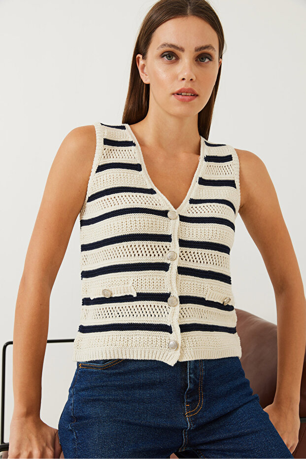 Dámská pruhovaná úpletová vesta s výstřihem do V a třemi knoflíčky 20247525 - 4