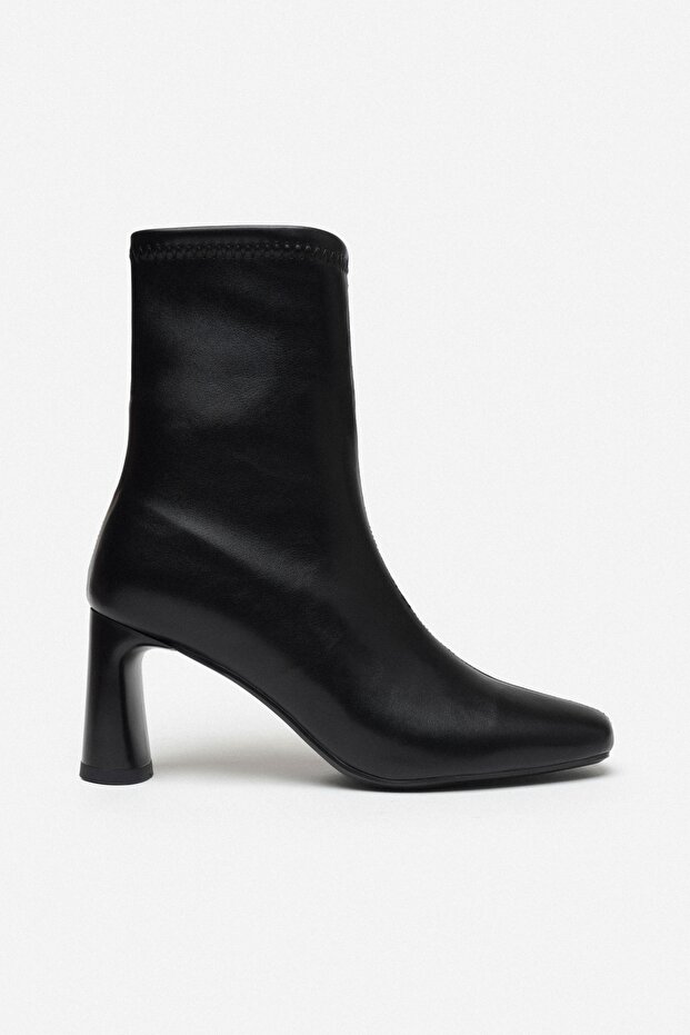 Enyhén fekete matt cipzáras részlet, tompa orrú női sarkú csizma - 7