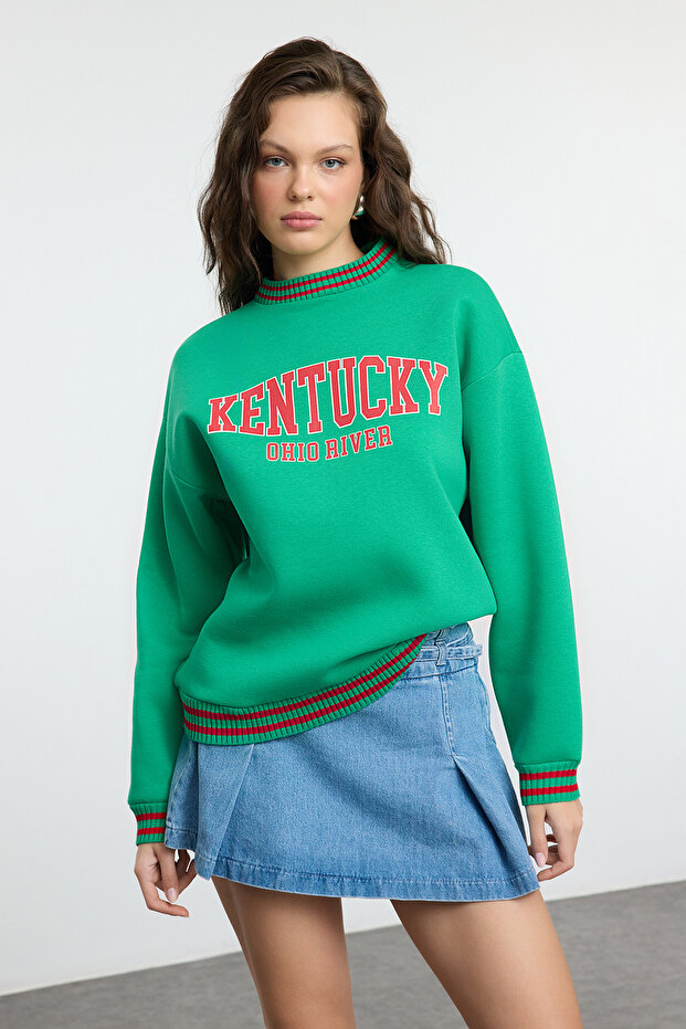 Açık Yeşil Slogan Baskılı Oversize/Geniş Kalıp Kalın İçi Polarlı Örme Sweatshirt TWOAW25SW00239 - 1