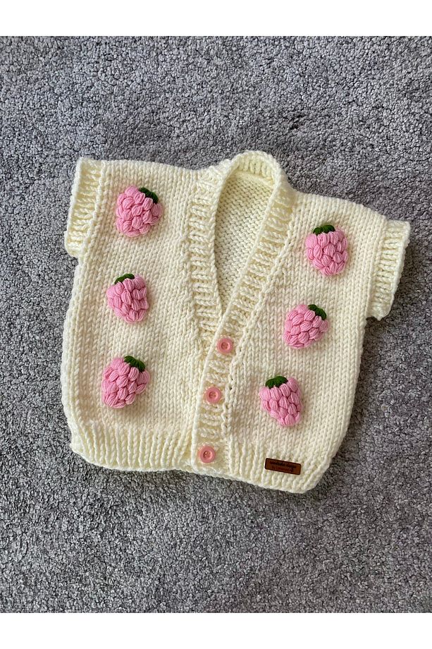 El Örgüsü 4'lü Set Pembe Çilek Detaylı Hırka Yelek Atkı Bere ve Toka Seti - 3