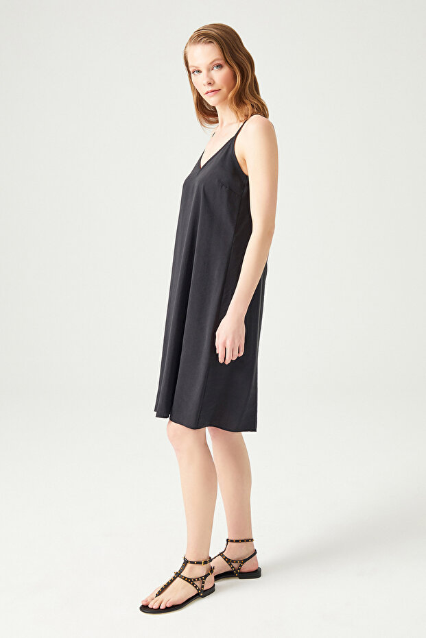 Askılı V Yakalı Elbise - 3