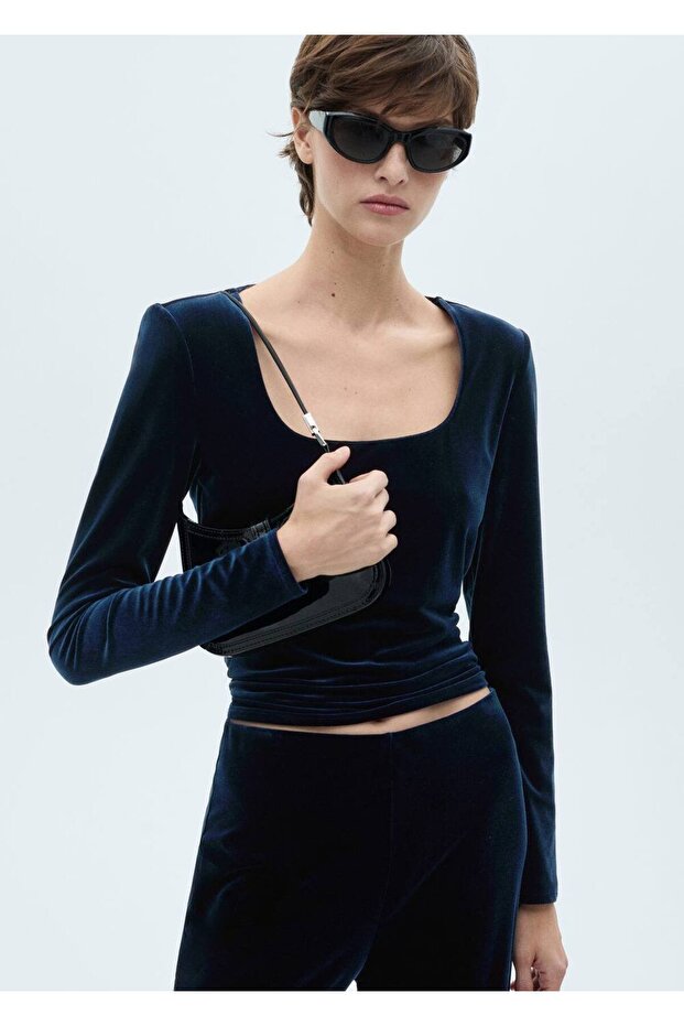 Dekolte kadife tişört - 1