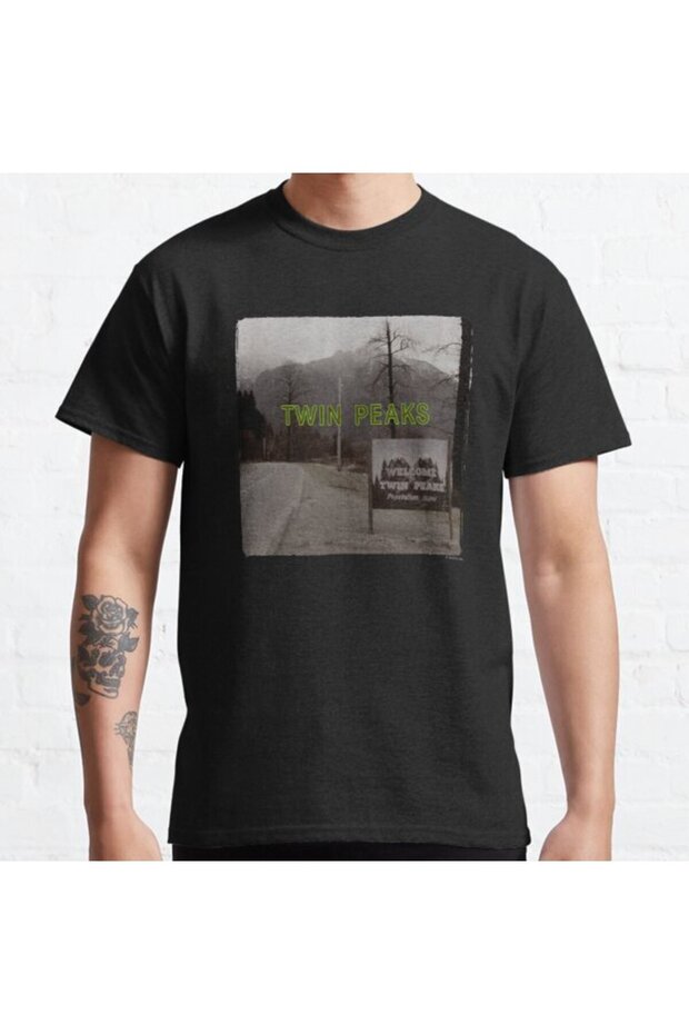 Loose Fit Unisex Twin Peaks Welcome Sign With Mountain View Photoreal Design Printed T-shirt