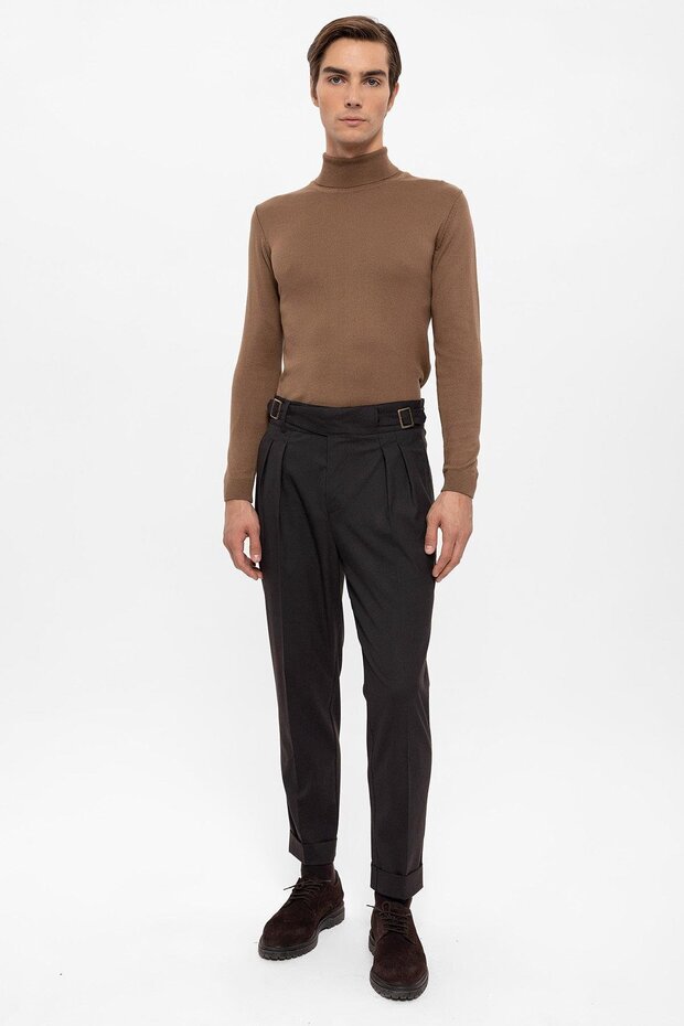 Buckle detailed pleated men's trousers