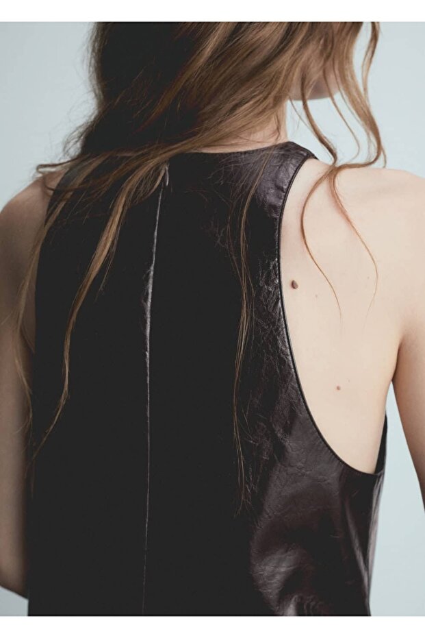 Kolsuz deri görünümlü elbise - 5