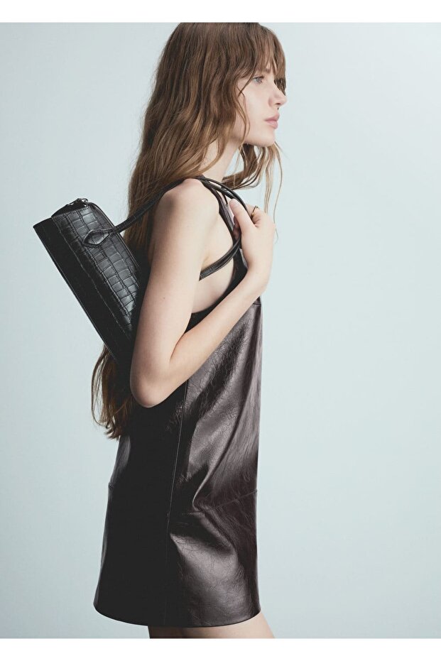 Kolsuz deri görünümlü elbise - 7