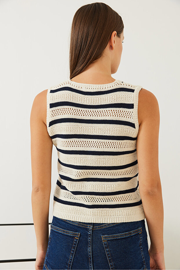 Dámská pruhovaná úpletová vesta s výstřihem do V a třemi knoflíčky 20247525 - 3