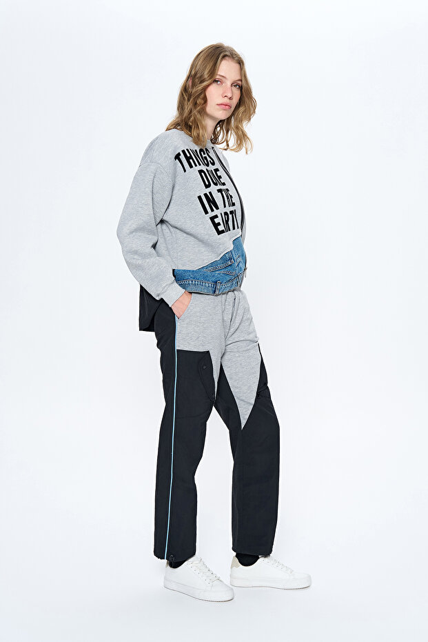 بدلة رياضية من القماش الفني باللون الرمادي - 3