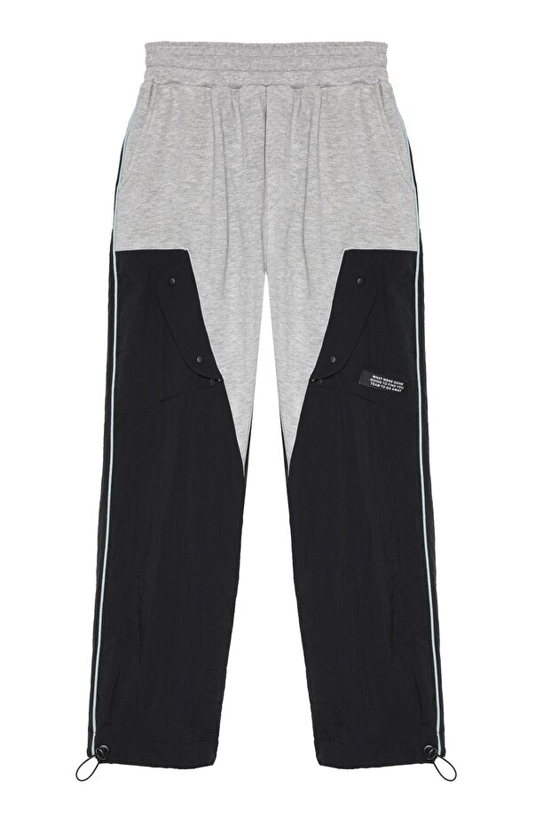 بدلة رياضية من القماش الفني باللون الرمادي - 2