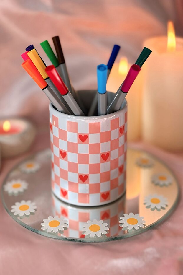 حامل أقلام على شكل قلب منقوش - 1