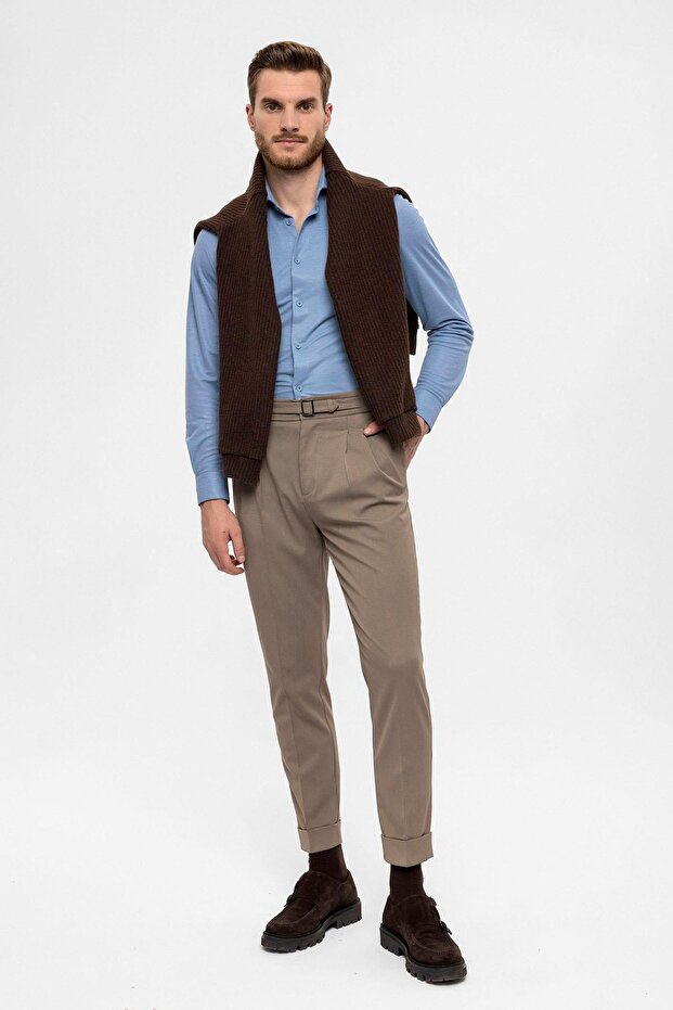 High-waisted men's trousers with buckle detail