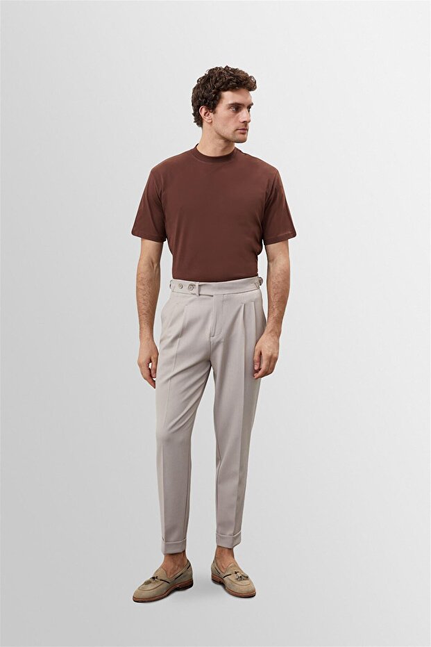 تي شيرت أساسي ذو ياقة دائرية باللون البني - 2