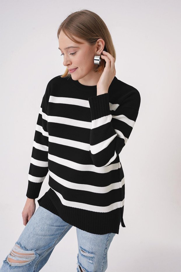 Women's Crew Neck Textured Comfortable Fit Striped Knitwear Sweater Black-White 25W3002