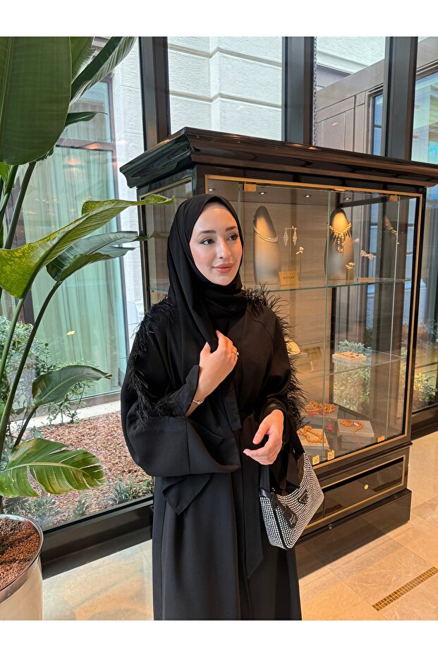 عباية مزينة بالفرو، باللون الأسود