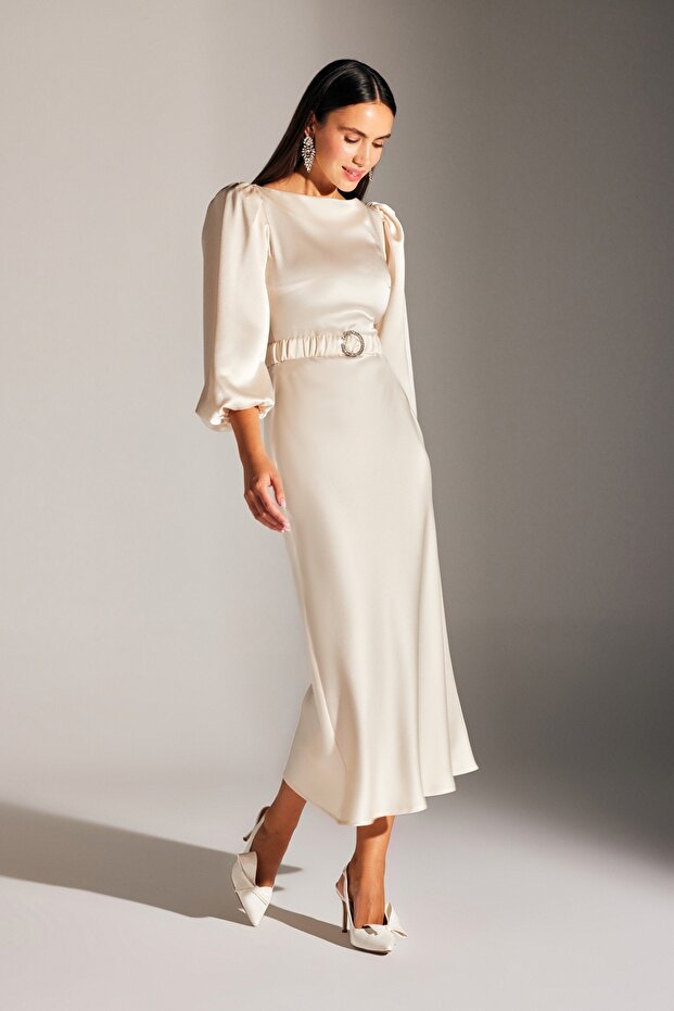 DIANA ECRU-Kleid mit Ballonärmeln und Steingürtel - 4