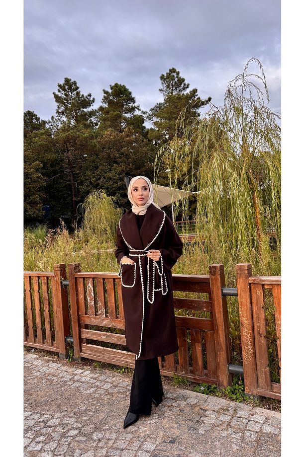 İŞLEMELİ BORNOZ TİP KUŞAKLI ASTARLI KADIN KABAN - 1