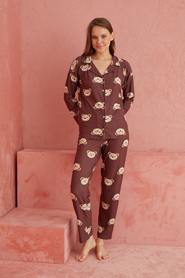 طقم بيجامة من جلد الغزال بأزرار أمامية منقوشة باللون البني - 2