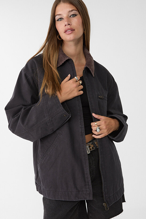 Jacket with pockets and a contrast collar - 4