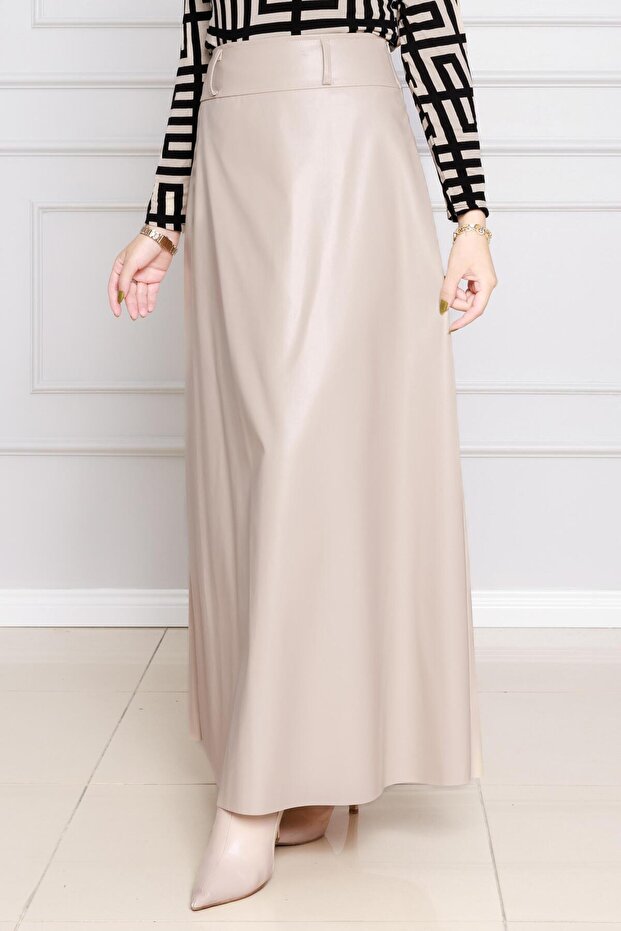 بدلة جلدية باللون البيج مع سترة - 4