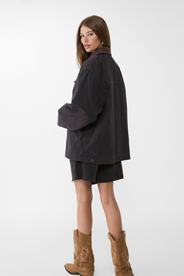 Jacket with pockets and a contrast collar - 3