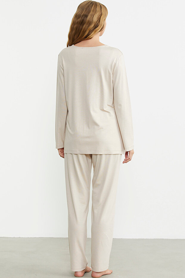طقم بيجامة مريح بأزرار أمامية باللون البيج - 6