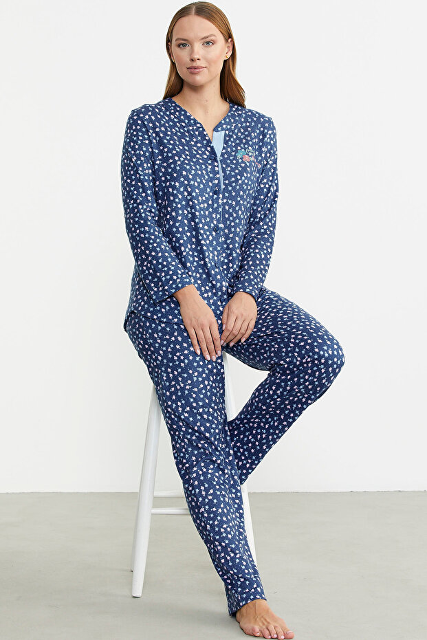 طقم بيجامة بأكمام طويلة وأزرار باللون الأزرق - 1