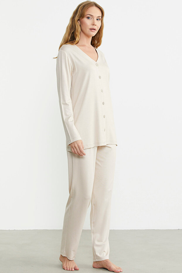 طقم بيجامة مريح بأزرار أمامية باللون البيج - 4