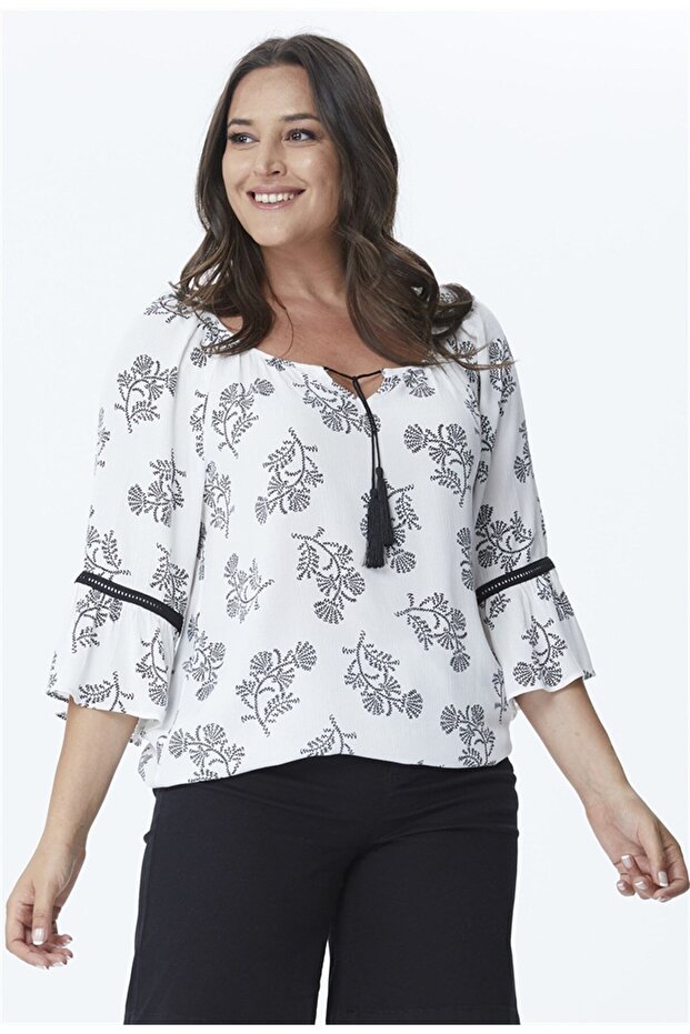 بلوزة ذات رقبة مستديرة مع إكسسوارات متباينة - 1