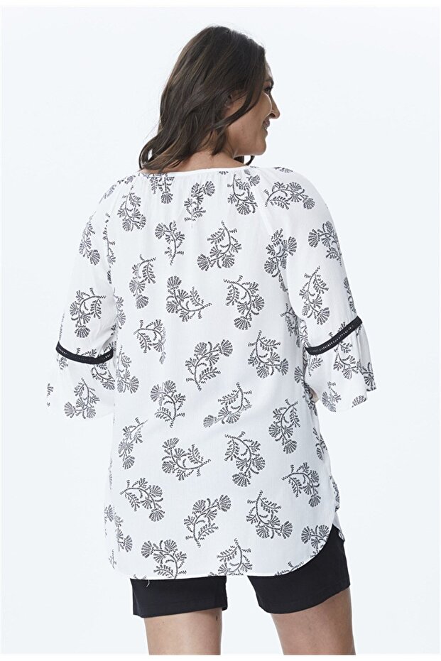 بلوزة ذات رقبة مستديرة مع إكسسوارات متباينة - 2