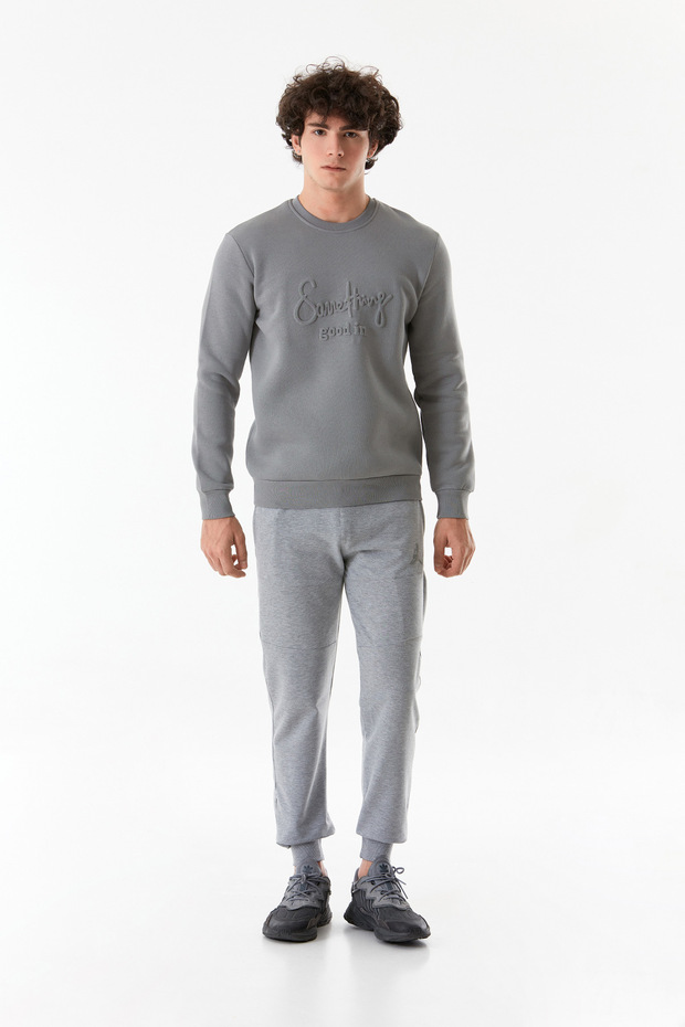 3 Thread Embossed Crew Neck Sweatshirt - 3