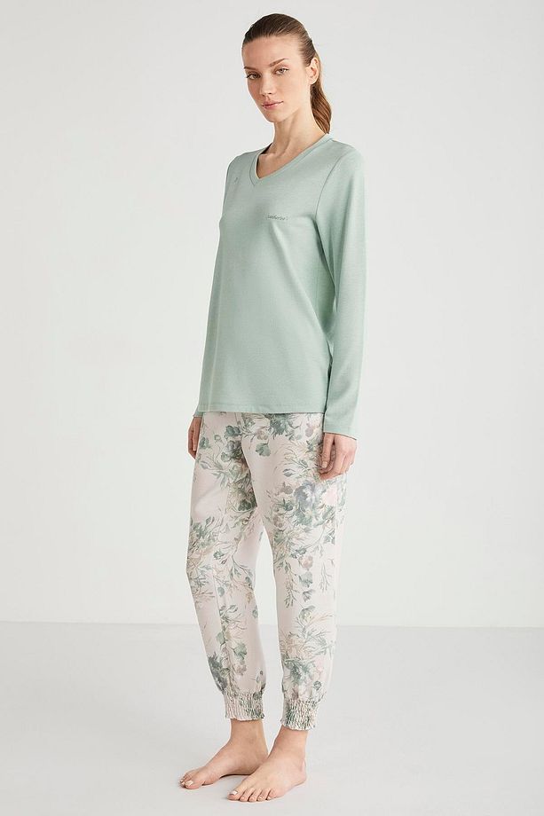 Çiçek desenli pijama takımı - 1