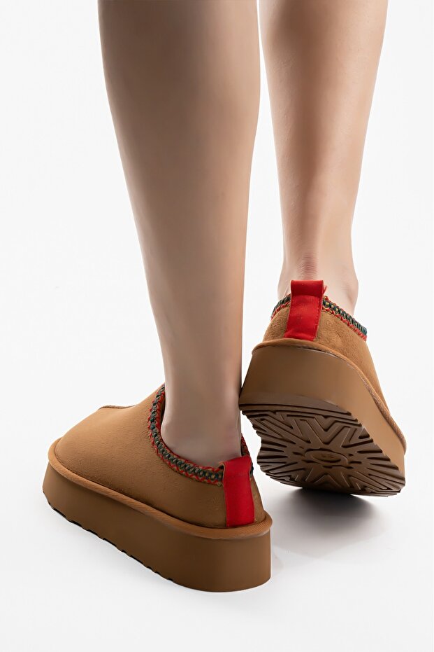 Kadın Kalın Taban Yüksek Topuklu Süet Içi Kürklü Yünlü Işlemeli Kışlık Mini Ug Taba Terlik Bot - 5