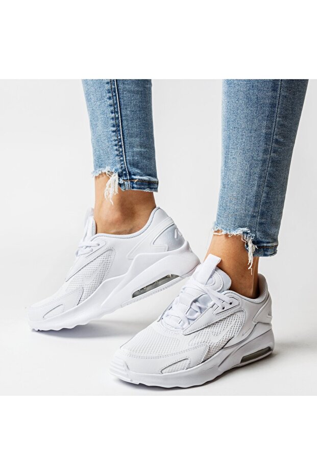 حذاء رياضي أبيض من نوع Air Max Bolt من سبورتي