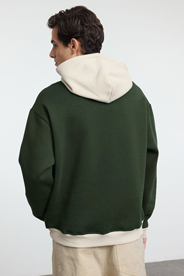Haki Oversize/Geniş Kesim Kapüşonlu İçi Polarlı Renk Bloklu Nakışlı Sweatshirt TMNAW25SW00067 - 4